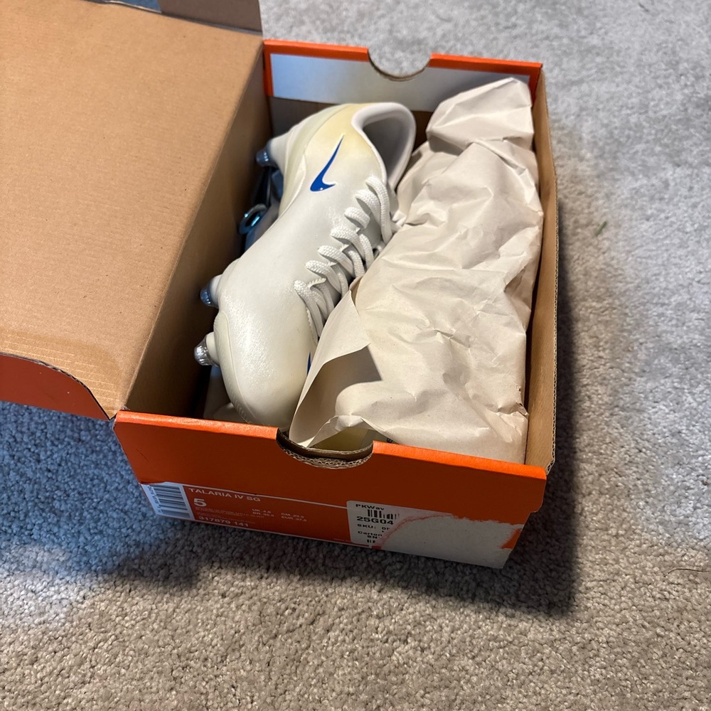 New! Nike Women’s White and Blue Soccer Cleats size 5